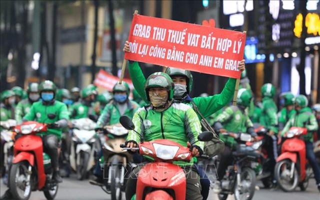 C&aacute;c l&aacute;i xe Grab với những băng r&ocirc;n khẩu hiệu "Grab thu thuế VAT bất hợp l&yacute;".