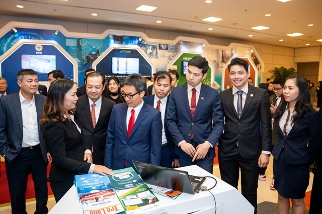 Ph&oacute; Thủ tướng Vũ Đức Đam đ&atilde; tham quan gian h&agrave;ng v&agrave; chia sẻ với đại điện MISA về những đ&oacute;ng g&oacute;p cho kinh tế, x&atilde; hội v&agrave; ch&iacute;nh phủ.