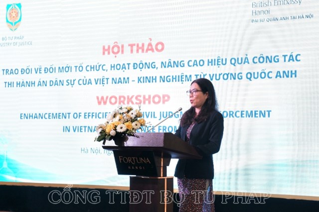 C&aacute;c đại biểu tr&igrave;nh b&agrave;y tham luận tại hội thảo