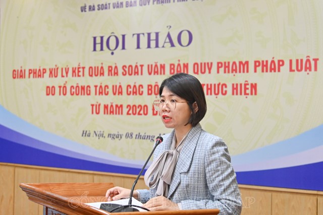 Đồng ch&iacute; Trần Thu Giang, Trưởng ph&ograve;ng Kiểm tra khối nội ch&iacute;nh, Cục Kiểm tra VBQPPL,&nbsp;Bộ Tư ph&aacute;p ph&aacute;t biểu tại Hội thảo.