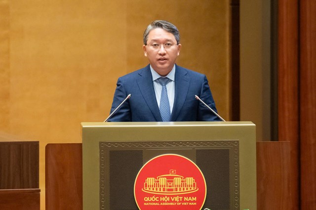 Bộ trưởng Nguyễn Hải Ninh trình bày báo cáo về công tác thi hành án năm 2025. (Ảnh trong bài: quochoi.vn)