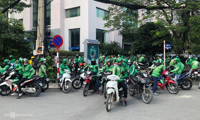 C&aacute;c t&agrave;i xế đ&igrave;nh c&ocirc;ng v&agrave;o đầu giờ chiều 7/12 ở H&agrave; Nội.