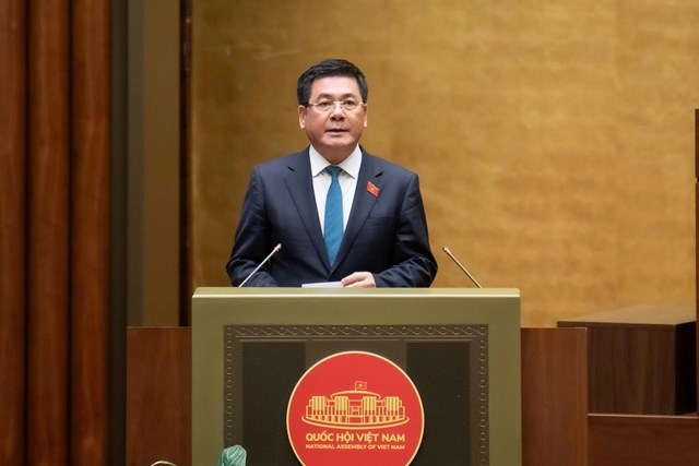 Bộ trưởng Bộ Công Thương Nguyễn Hồng Diên trình bày báo cáo tiếp thu, giải trình, chỉnh lý dự thảo luật.