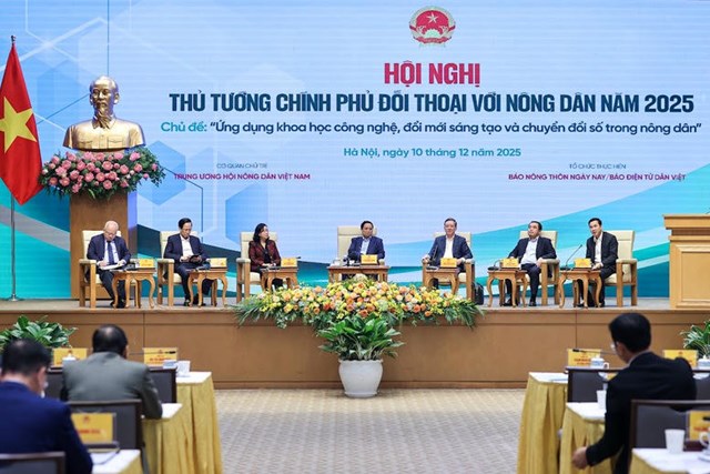 Thủ tướng và đại diện lãnh đạo Đảng, các bộ, ngành đối thoại với nông dân. (Ảnh: VGP).