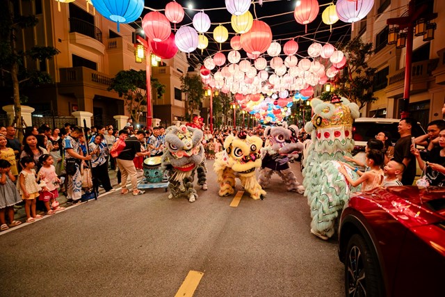 Kh&ocirc;ng kh&iacute; lễ hội tưng bừng gi&uacute;p Asia Vibe thu h&uacute;t đ&ocirc;ng đảo kh&aacute;ch h&agrave;ng cho c&aacute;c cơ sở kinh doanh &nbsp;