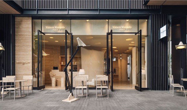 Cửa h&agrave;ng c&agrave; ph&ecirc; của thương hiệu thời trang cao cấp&nbsp;Maison Margiela.