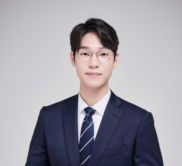 MC nổi tiếng Lee Sung-Hoon sẽ đồng h&agrave;nh c&ugrave;ng T1 trong chuyến sang Việt Nam. &nbsp;