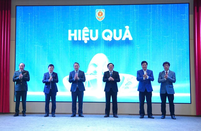 C&aacute;c đại biểu ch&uacute;c mừng&nbsp;Nền tảng số THADS v&agrave; Trung t&acirc;m Gi&aacute;m s&aacute;t, Điều h&agrave;nh th&ocirc;ng minh ra mắt th&agrave;nh c&ocirc;ng.