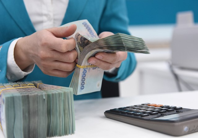 L&atilde;i suất cho vay chưa giảm tương ứng với đ&agrave; đi xuống của l&atilde;i suất đầu v&agrave;o. Ảnh: Lam Giang