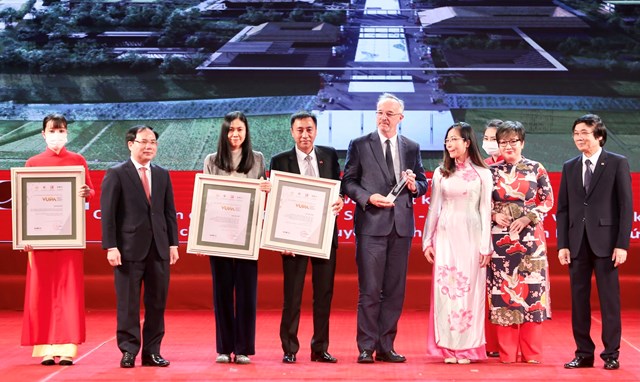 &Ocirc;ng Nguyễn Anh Tuấn, Ph&oacute; Tổng Gi&aacute;m đốc T&amp;T Group thay mặt Tập đo&agrave;n nhận giải Đặc biệt cho đồ &aacute;n &ldquo;Quy hoạch Bảo tồn, t&ocirc;n tạo v&agrave; ph&aacute;t huy gi&aacute; trị Di t&iacute;ch Quốc gia đặc biệt Khu lưu niệm Chủ tịch Hồ Ch&iacute; Minh tại Kim Li&ecirc;n, Nam Đ&agrave;n, Nghệ An&rdquo;