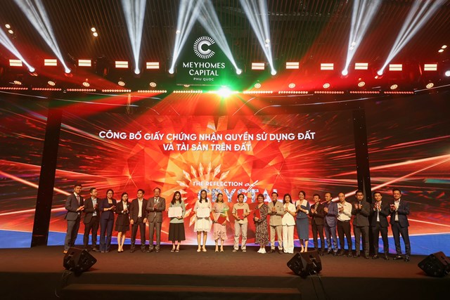 Đông đảo chủ nhân Meyhomes Capital Phú Quốc đã nhận Giấy chứng nhận quyền sử dụng đất tại sự kiện   Đông đảo chủ nhân Meyhomes Capital Phú Quốc đã nhận Giấy chứng nhận quyền sử dụng đất tại sự kiện  