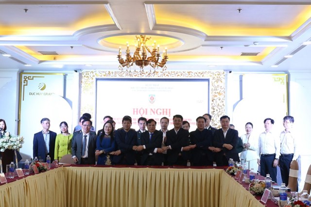 C&aacute;c đơn vị trong khu vực k&yacute; giao ước thi đua năm 2024.