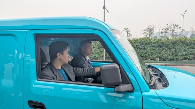 Anh Vũ Thế H&ugrave;ng (ngồi ở ghế l&aacute;i) l&agrave; một trong những người d&ugrave;ng đầu ti&ecirc;n trải nghiệm chiếc VinFast EC Van tại sự kiện l&aacute;i thử. &nbsp;