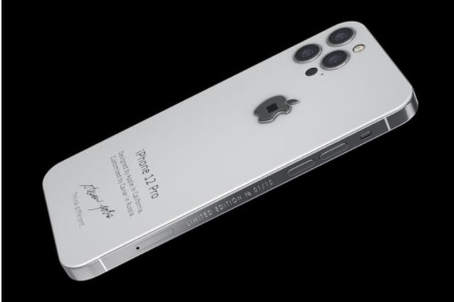 Mặt sau của m&aacute;y c&ograve;n c&oacute; khắc chữ kỹ của Steve Jobs v&agrave; slogan "Think different" quen thuộc.
