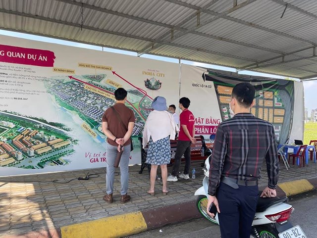 Nhiều nh&agrave; đầu tư xem đất nền dự &aacute;n tại v&ugrave;ng ven H&agrave; Nội (Ảnh: NVCC)