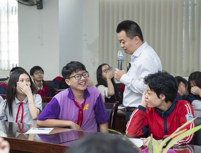 Chuy&ecirc;n gia tiếp cận vấn đề một c&aacute;ch tự nhi&ecirc;n, gi&uacute;p kh&ocirc;ng kh&iacute; học tập lu&ocirc;n vui vẻ &nbsp;