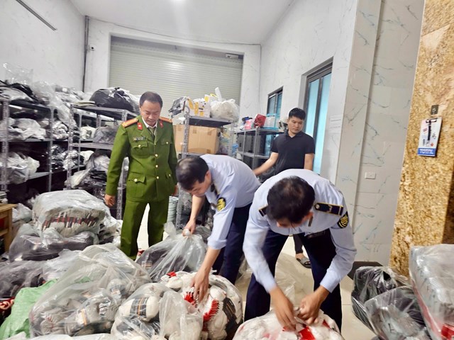 Hàng hóa giả mạo Nike, Adidas, Puma và tiêu thụ chủ yếu qua trang Facebook và gian hàng TikTok bị lực lượng QLTT thu giữ