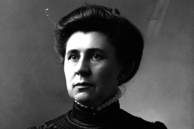 Nh&agrave; b&aacute;o Ida Tarbell, người đ&atilde; đưa vụ việc độc quyền của Standard Oil ra &aacute;nh s&aacute;ng
