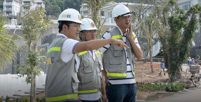 Anh Ho&agrave;ng Minh Vỷ (b&ecirc;n tr&aacute;i ngo&agrave;i c&ugrave;ng, k&iacute;nh trắng)