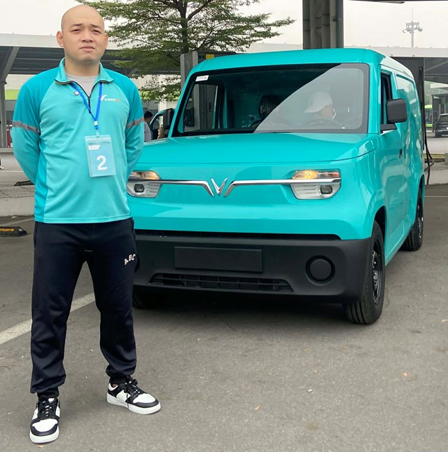 T&agrave;i xế Vương Anh Sơn đ&aacute;nh gi&aacute; cao cảm gi&aacute;c l&aacute;i của EC Van &nbsp;