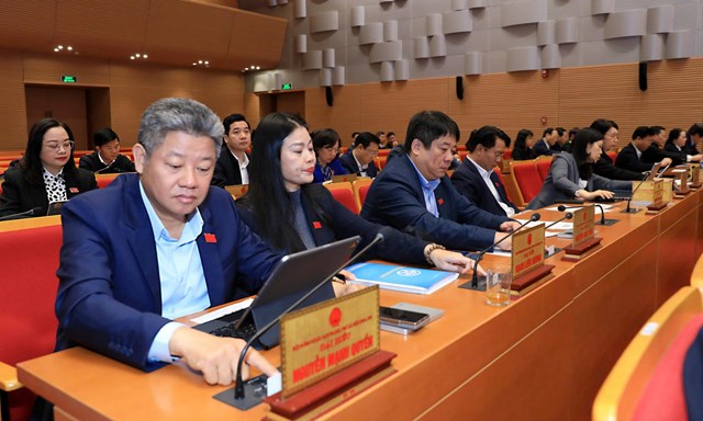 Các đại biểu HĐND TP Hà Nội biểu quyết tại phiên họp.