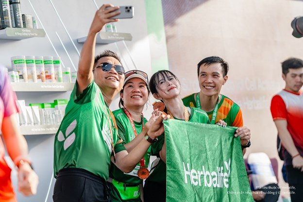 C&aacute;c VĐV đến từ Herbalife &amp; VĐV Ch&acirc;u Tuyết V&acirc;n tại Tiền Phong Half Marathon 2025 &nbsp;