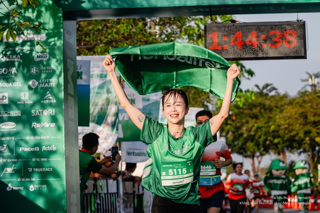 VĐV Ch&acirc;u Tuyết V&acirc;n tại Tiền Phong Half Marathon 2025 tại TPHCM &nbsp;