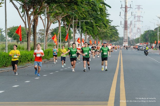 C&aacute;c runner đang tr&ecirc;n đường đua Tiền Phong Half Marathon 2025 lu&ocirc;n thể hiện sức bền &amp; tự tin &nbsp;