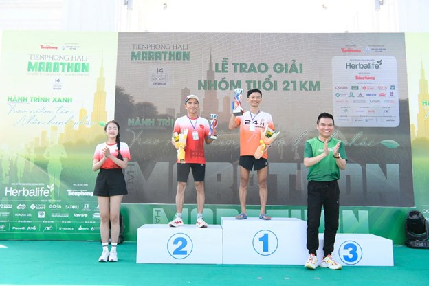 &Ocirc;ng Nguyễn Th&agrave;nh Đạt &ndash; Gi&aacute;m Đốc Truyền Th&ocirc;ng Herbalife Việt Nam &amp; &nbsp;HH H&agrave; Tr&uacute;c Linh trao giải cho c&aacute;c VĐV đạt giải &nbsp;