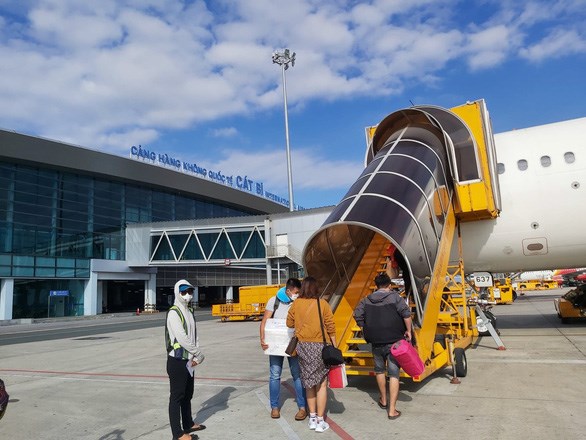Lượng h&agrave;nh kh&aacute;ch th&ocirc;ng qua cảng h&agrave;ng kh&ocirc;ng đạt 52,8 triệu lượt kh&aacute;ch, giảm 45,5% so với c&ugrave;ng kỳ năm 2019
