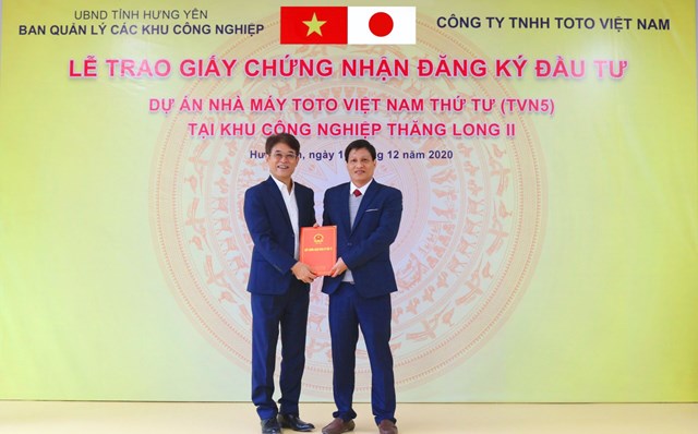 &Ocirc;ng Phạm Trường Tam - Trưởng ban Ban quản l&yacute; c&aacute;c KCN tỉnh Hưng Y&ecirc;n (b&ecirc;n phải) trao Giấy chứng nhận đăng k&yacute; đầu tư cho &ocirc;ng Suzuki Hiroyuki - Tổng Gi&aacute;m đốc C&ocirc;ng ty TNHH TOTO Việt Nam (b&ecirc;n tr&aacute;i).