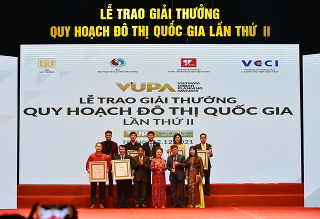 Đại diện Tập đo&agrave;n Sun Group nhận 2 giải V&agrave;ng VUPA 2021