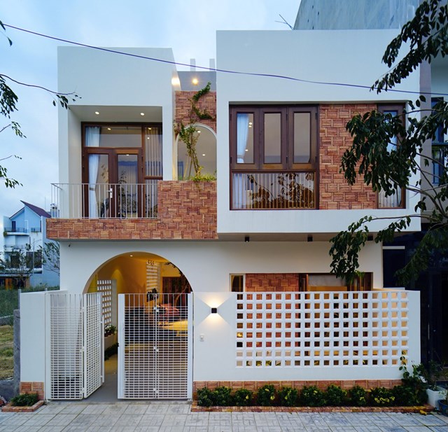 Nh&agrave; phố rất phổ biến ở Việt Nam. C&aacute;c d&atilde;y nh&agrave; thường san s&aacute;t, hạn chế về kh&ocirc;ng gian tiếp x&uacute;c với m&ocirc;i trường. V&igrave; vậy, y&ecirc;u cầu quan trọng nhất của gia chủ trước khi thiết kế l&agrave; một c&ocirc;ng tr&igrave;nh kh&ocirc;ng chỉ li&ecirc;n quan mật thiết đến c&aacute;c yếu tố của tự nhi&ecirc;n m&agrave; c&ograve;n phải đảm bảo t&iacute;nh ri&ecirc;ng tư.