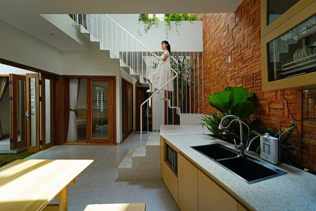 Vật liệu được sử dụng bao gồm m&agrave;u trắng v&agrave; m&agrave;u của gạch.