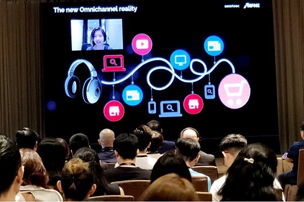 B&agrave; Kaelyn Trinh của Google ở Việt Nam (tr&ecirc;n m&agrave;n h&igrave;nh) chia sẻ trực tuyến về sức mạnh của thương mại đa k&ecirc;nh hợp nhất tại sự kiện.
