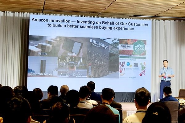 Gi&aacute;m đốc Amazon Global Selling Vietnam, &ocirc;ng Trần Xu&acirc;n Thủy, chia sẻ th&ocirc;ng tin tại sự kiện.