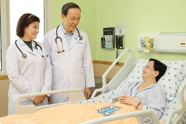 PGS TS BS. Trần Quang Nam thăm khám người bệnh