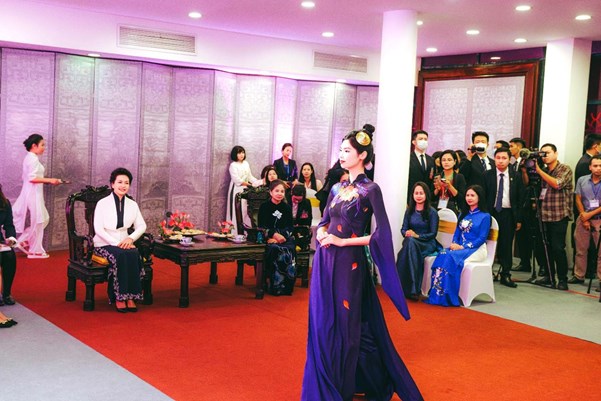 Trong kh&ocirc;ng gian ấm &aacute;p, gần gũi, Phu nh&acirc;n Tổng B&iacute; thư Nguyễn Ph&uacute; Trọng, b&agrave; Ng&ocirc; Thị Mận đ&atilde; c&ugrave;ng Phu nh&acirc;n Tổng B&iacute; thư, Chủ tịch nước Trung Quốc Tập Cận B&igrave;nh, Gi&aacute;o sư B&agrave;nh Lệ Vi&ecirc;n thưởng tr&agrave;, xem tr&igrave;nh diễn &aacute;o d&agrave;i Di sản tr&ecirc;n nền nhạc cụ d&acirc;n tộc Việt Nam l&agrave; đ&agrave;n bầu.