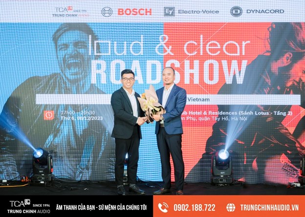 &Ocirc;ng Nguyễn Anh Dũng đại diện Bộ phận C&ocirc;ng nghệ T&ograve;a nh&agrave; Bosch Việt Nam trao b&oacute; hoa tươi thăm cho &ocirc;ng Nguyễn Quốc Văn, CEO TCA - Trung Ch&iacute;nh Audio