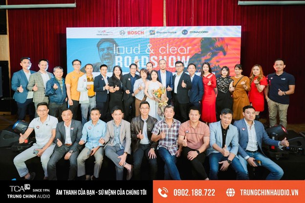 Ban L&atilde;nh đạo C&ocirc;ng ty TCA-Trung Ch&iacute;nh Audio v&agrave; Tập đo&agrave;n Bosch chụp ảnh c&ugrave;ng kh&aacute;ch h&agrave;ng
