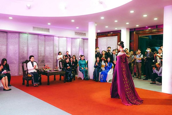 NTK Đỗ Trịnh Ho&#224;i Nam với th&#244;ng điệp văn ho&#225; quảng b&#225; &#193;o d&#224;i Việt - Ảnh 1