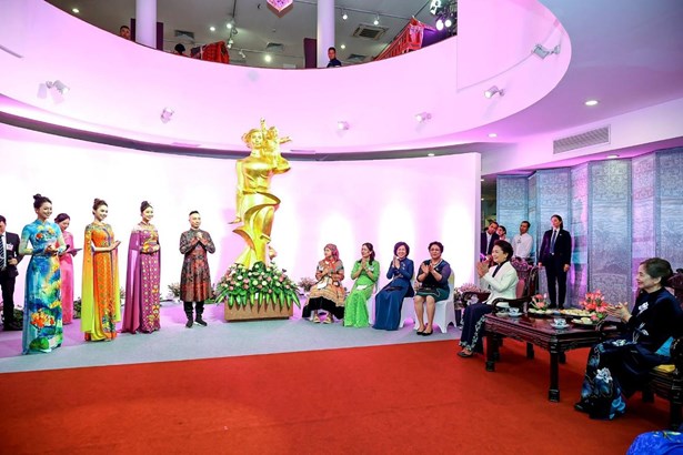 Những tiếng vỗ tay v&agrave; th&ocirc;ng điệp quảng b&aacute; &aacute;o d&agrave;i Việt qua bộ sưu tập &ldquo;&Aacute;o d&agrave;i Di sản&rdquo; như một biểu tượng của t&igrave;nh hữu nghị th&acirc;n thiết giữa Việt Nam &ndash; Trung Quốc