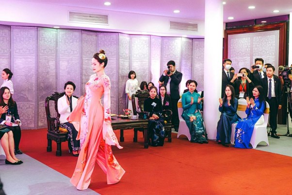 Những th&ocirc;ng điệp quảng b&aacute; văn h&oacute;a &aacute;o d&agrave;i lu&ocirc;n nhận được sự ngợi khen của bạn b&egrave; quốc tế. Quảng b&aacute; văn ho&aacute; &aacute;o d&agrave;i trong c&aacute;c sự kiện ngoại giao lớn của d&acirc;n tộc, như một c&aacute;ch để thể hiện t&igrave;nh hữu nghị vẻ đẹp truyền thống kết hợp với hiện đại