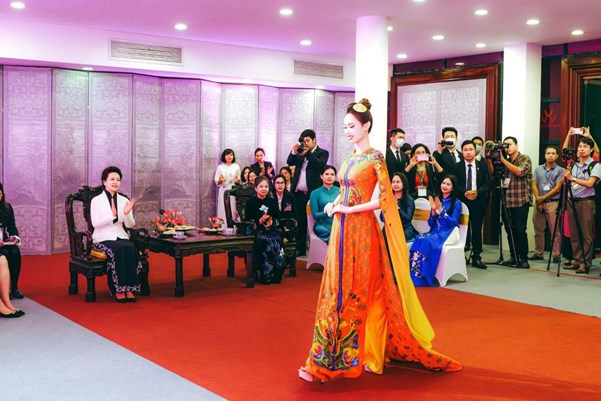 Những thiết kế &aacute;o d&agrave;i kết hợp với kiến tr&uacute;c di sản mang lại một vẻ đẹp của văn ho&aacute; truyền thống nhưng vẫn h&ograve;a nhập c&ugrave;ng xu hướng thế giới