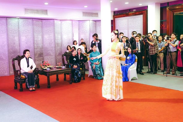 Quảng b&aacute; &aacute;o d&agrave;i Việt đến với thế giới l&agrave; điều m&agrave; những nh&agrave; thiết kế thời trang v&agrave; người y&ecirc;u &aacute;o d&agrave;i lu&ocirc;n mong muốn v&agrave; nỗ lực từng ng&agrave;y