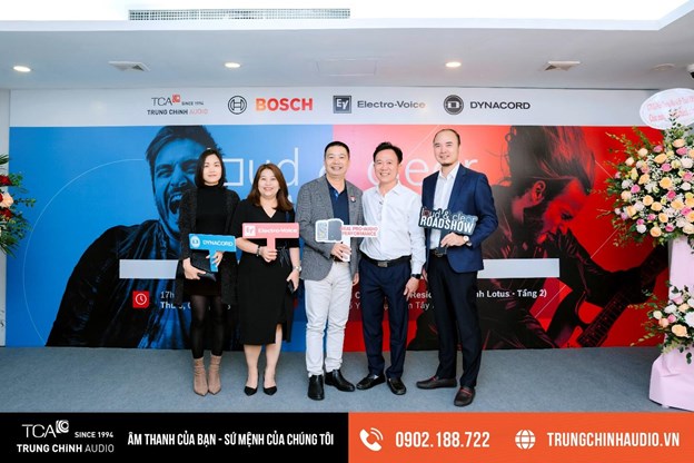 &Ocirc;ng Nguyễn Quốc Văn,&nbsp; CEO TCA-Trung Ch&iacute;nh Audio v&agrave; &Ocirc;ng Nguyễn Văn Sử - gi&aacute;m đốc Chi nh&aacute;nh Miền Nam C&ocirc;ng ty TCA-Trung Ch&iacute;nh Audio chụp h&igrave;nh c&ugrave;ng kh&aacute;ch h&agrave;ng tham dự sự kiện.