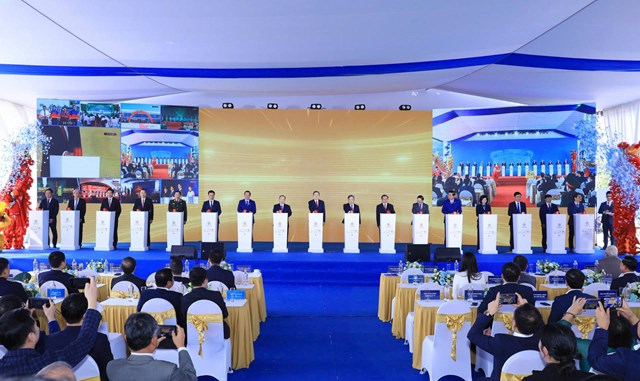 C&aacute;c đại biểu thực hiện nghi thức khởi c&ocirc;ng Dự &aacute;n. Ảnh: Phạm Linh