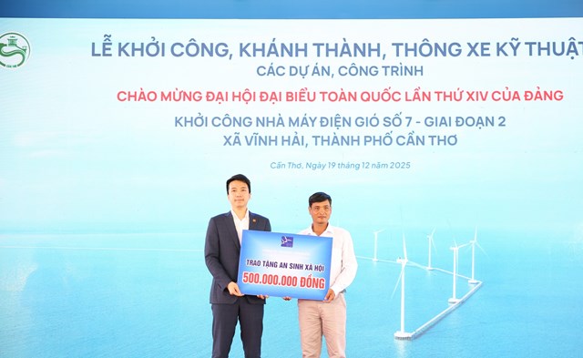 C&ocirc;ng ty Cổ phần năng lượng ST2 tặng x&atilde; Vĩnh Hải 500 triệu hỗ trợ an sinh x&atilde; hội - Ảnh: VGP/LS