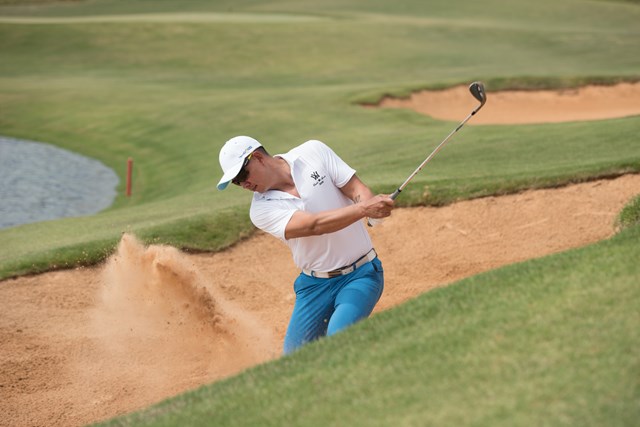 Người mẫu, diễn vi&ecirc;n B&igrave;nh Minh chơi Golf tr&ecirc;n s&acirc;n PGA Ocean. Ảnh: Quỳnh Trần