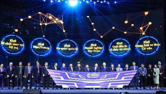 Bộ trưởng Bộ KH&amp;ĐT Nguyễn Ch&iacute; Dũng c&ugrave;ng c&aacute;c đại biểu thực hiện nghi thức Rung chu&ocirc;ng để kết nối, th&uacute;c đẩy hoạt động khởi nghiệp s&aacute;ng tạo tại Việt Nam.